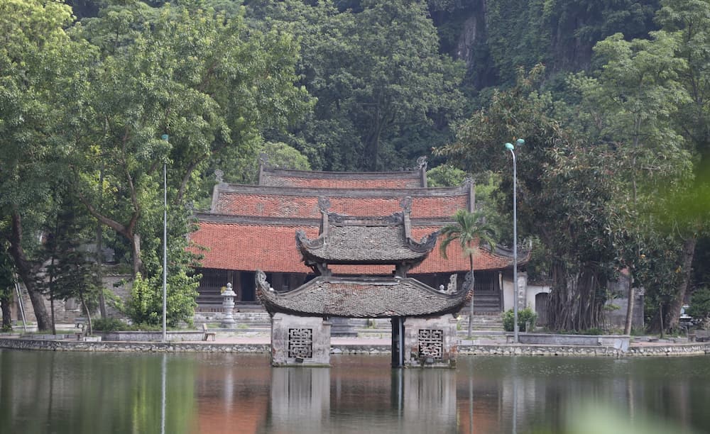 Ba tòa nhà chính được bố trí song song theo hình chữ “Tam” (三)